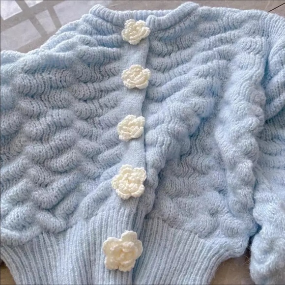 Floral cardigan sweater blue white flower button crochet long sleeve chic - Picture 2 of 9